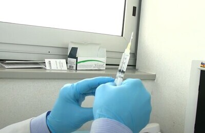 Проведение кодирования Вивитролом в Покачах Шприц с Вивитролом в руках у врача